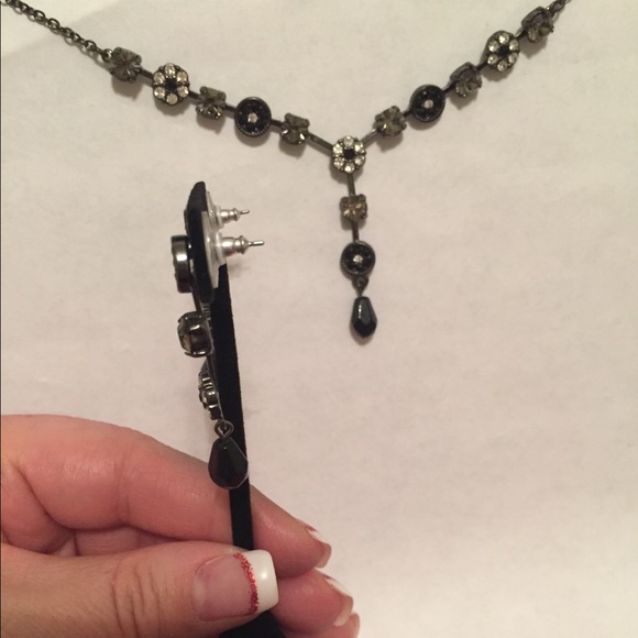 Black & White Necklace & Earring Set - Picture 5 of 8